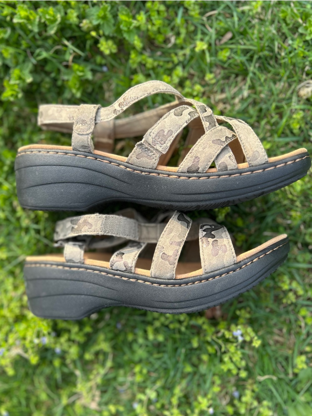 CLARKS ‘Merliah Rose’ Olive Camo Strappy Wedge Sandals Size 8W - Picture 6 of 6